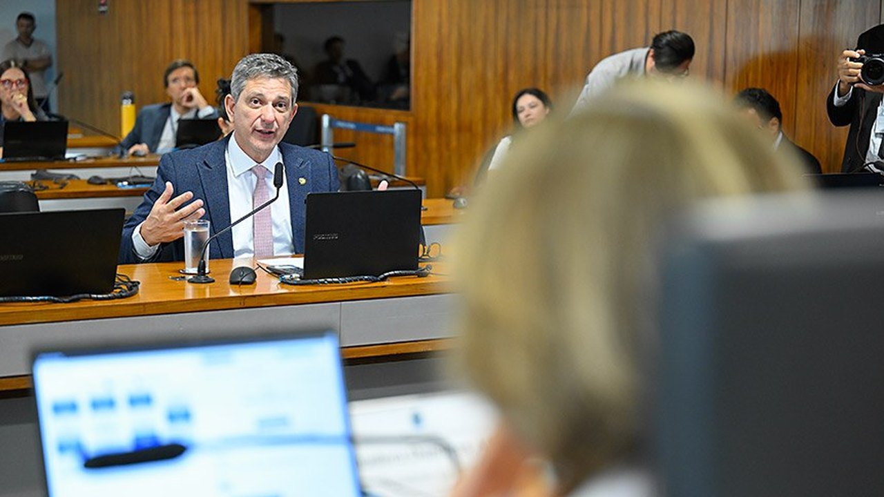 Projeto que torna crime submeter pessoa indefesa à prostituição passa na CDH