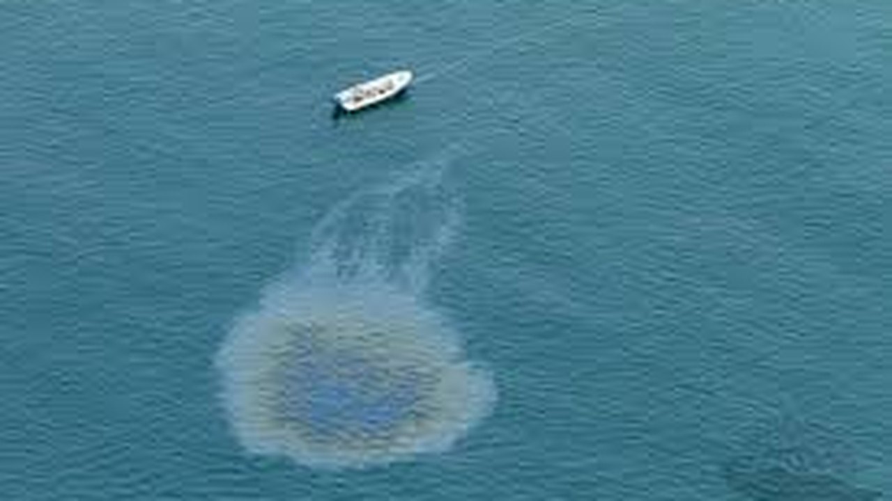Cingapura se mobiliza para limpar mancha de óleo após colisão de barco em navio de combustível