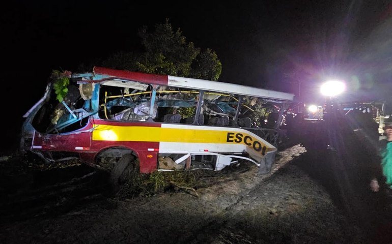 Concluída operação de retirada de ônibus que caiu na Serra da Barriga em Alagoas
