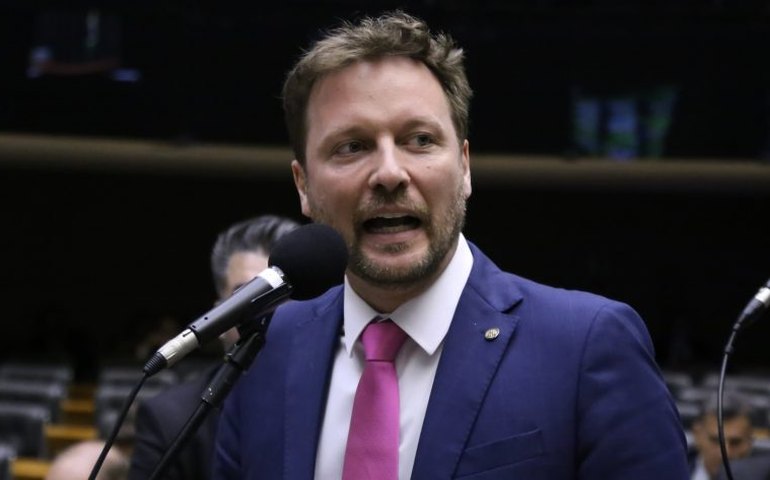 Projeto prevê isenção fiscal para empresas que ajudarem na reconstrução pós-desastre