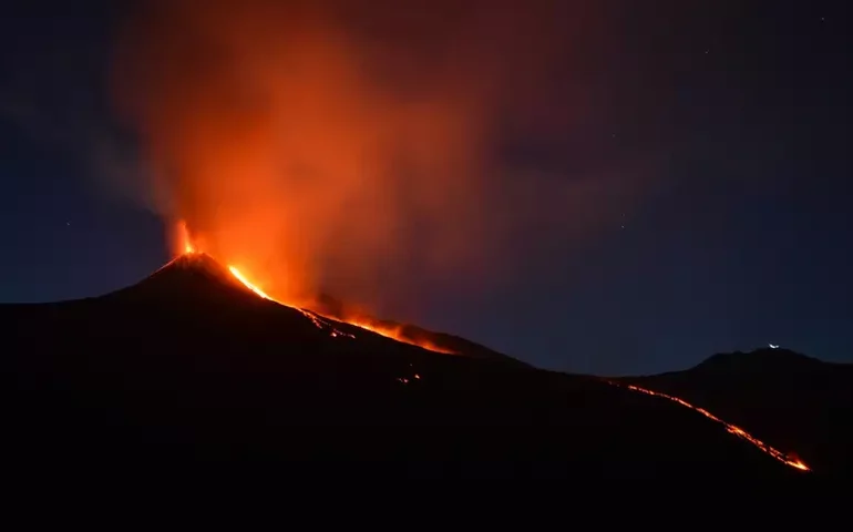 Itália: erupção do Etna forma extensa coluna de cinzas e provoca fechamento de aeroporto