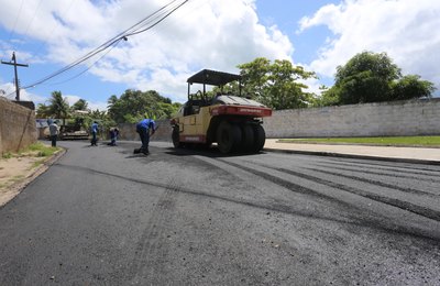 Obra de pavimentação da Rua do Sol é retomada, na Barra Nova 