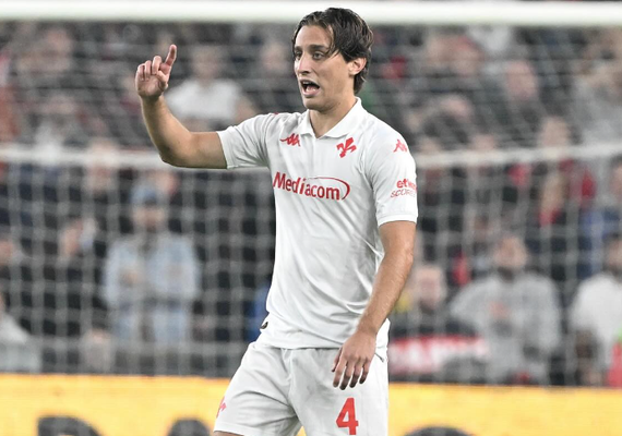 Atleta da Fiorentina que desmaiou em campo fará novos exames: 'Conversou com companheiros'
