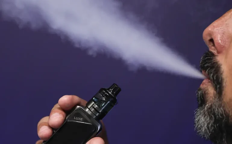 Menino de 16 anos começa a tossir com sangue após fumar cigarros eletrônicos