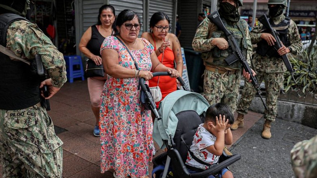 Homem usa marreta para quebrar janela e resgatar pessoas de incêndio no Vietnã