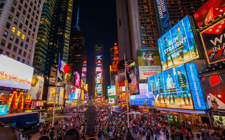 Adolescente suspeito de atirar contra turista brasileira na Times Square é apreendido