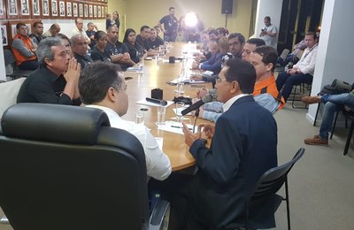 Deputado Francisco Tenório se reúne com governador e moradores do Pinheiro