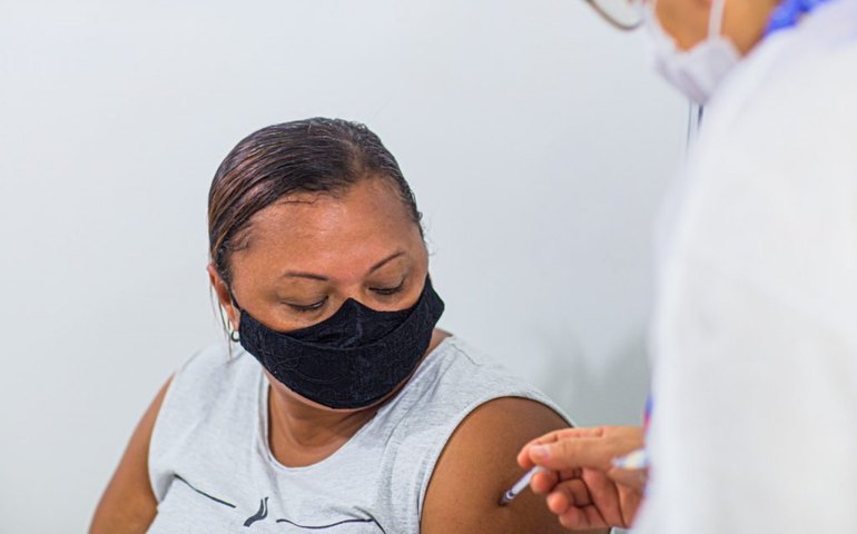 Faixa etária de vacinação contra a Covid-19 é reduzida para 37 anos nesta quarta-feira