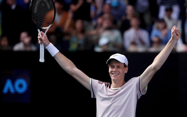 Sinner brilha, derruba invencibilidade de Djokovic e vai à final do Aberto da Austrália