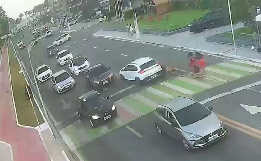 Mulheres são atropeladas na faixa de pedestres e motorista foge sem prestar socorro