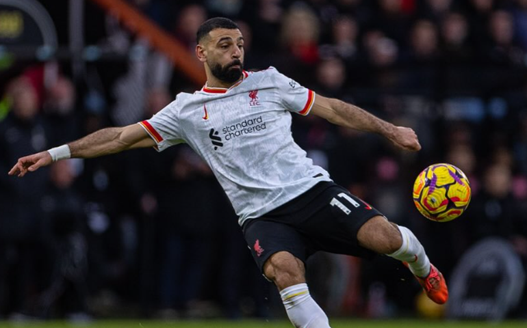 Salah faz dois de pênalti, Liverpool supera Southampton e dispara na liderança do Inglês
