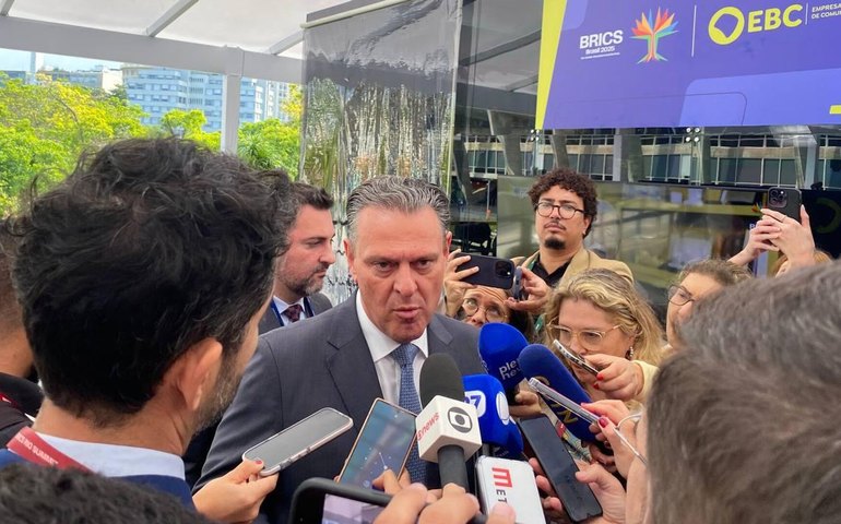 Brasil 'avança' na reabertura de mercados para carne de frango e reforça laços com a China, diz Fávaro