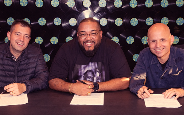 Com 370M de plays nos apps, Tiee renova com a Som Livre