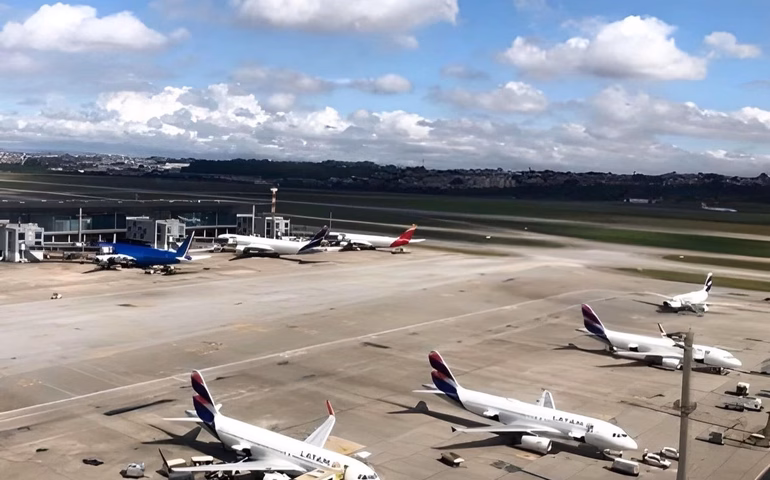 Avião com destino a Guarulhos tem forte turbulência após ser atingido por granizo