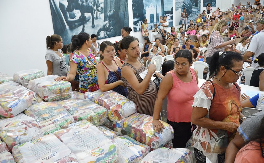Prefeitura entrega cestas de alimentos para gestantes e nutrizes, em Palmeira