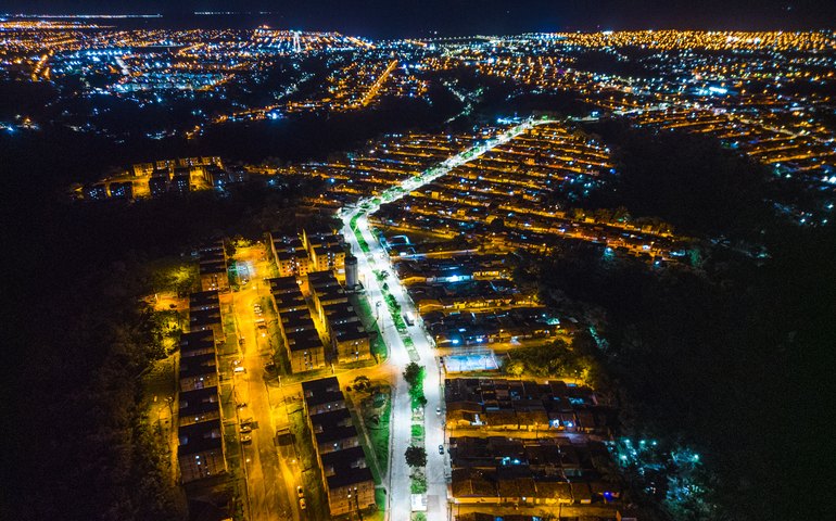 Trecho de 1,4km entre residenciais, no Benedito Bentes, recebe iluminação em LED
