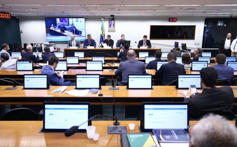 Debatedores criticam proposta de aplicação de regras da União na previdência nos municípios