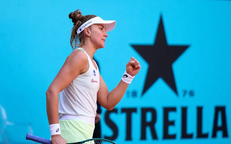 Swiatek arrasa 'reserva', mas cai no Finals no saldo de sets após Krejcikova superar Gauff