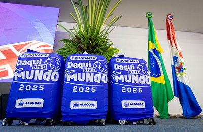 Estudantes do programa “Daqui Pro Mundo” recebem kits para intercâmbio na Inglaterra nesta quarta (27)