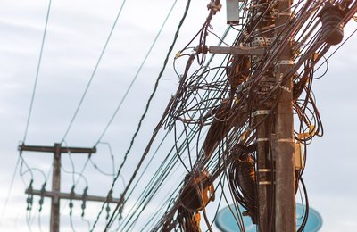 Convívio Social realiza ordenamento de cabos e fios em situação irregular em postes de Maceió