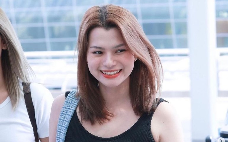 Becky Armstrong, jovem atriz tailandesa, atrai multidão em aeroporto de SP; saiba quem é