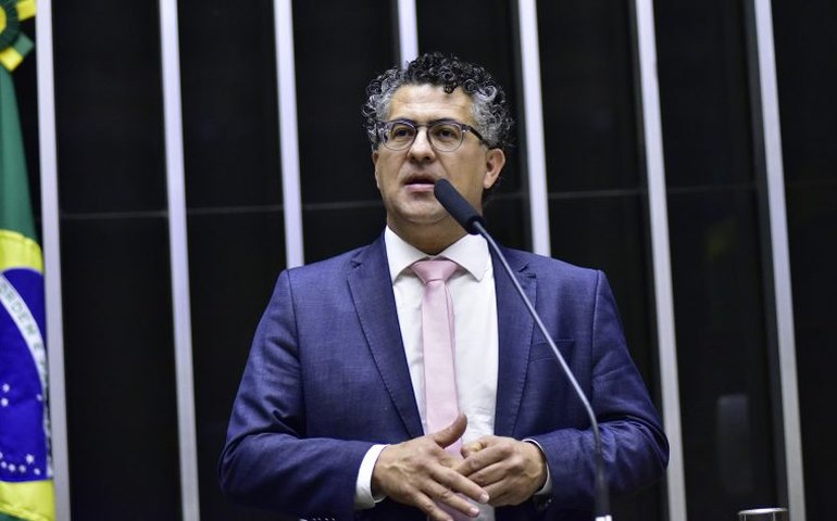 Deputados concluem votação de projeto que limita juros do cartão e cria o Desenrola; acompanhe