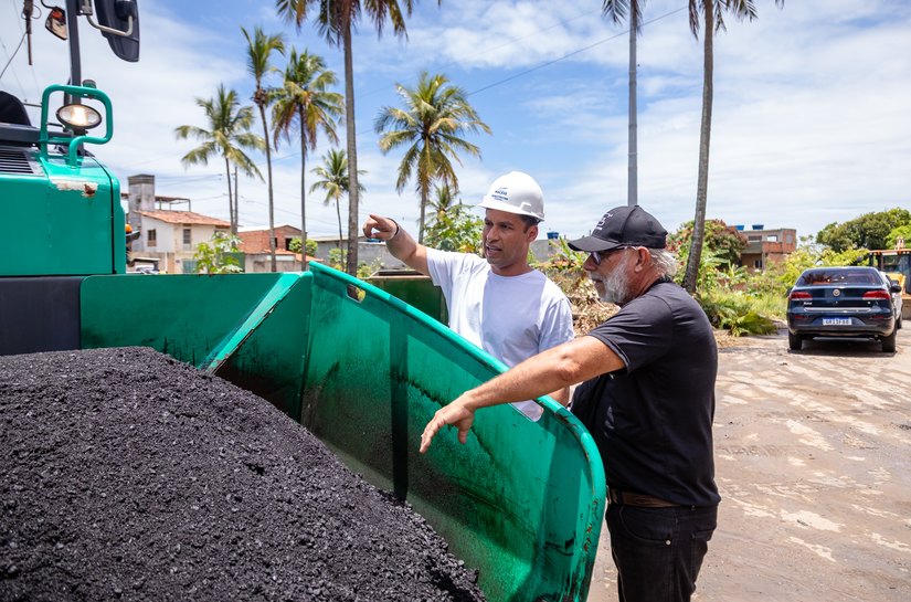 Vice-prefeito e titular da Seminfra vistoria obras de pavimentação e drenagem em Riacho Doce