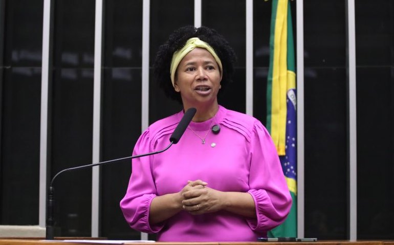 Câmara aprova projeto que prevê teste genético para risco de câncer; acompanhe