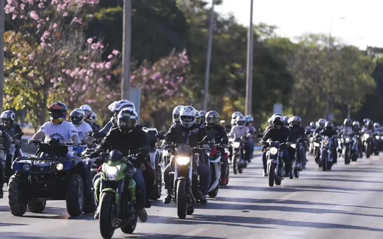 Motociclistas saem da Penha em direção ao Palácio Guanabara onde há reunião de governador e ministro