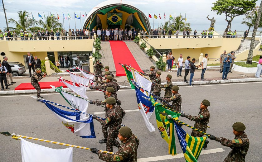 Desfile cívico-militar em Jaraguá marca as comemorações do dia 7 de Setembro