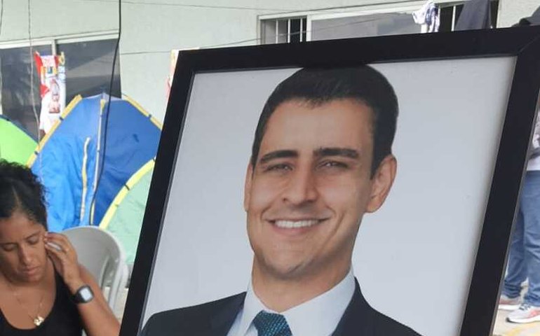 Servidores públicos municipais fazem “funeral” de JHC em frente a SMS