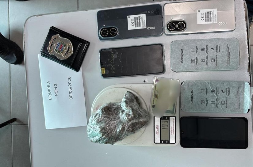 Policiais penais flagram drogas e aparelhos celulares com esposa de preso no sistema prisional