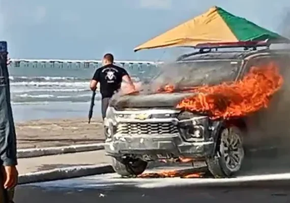 Viatura do Bope pega fogo na Avenida Assis Chateaubriand, em Maceió