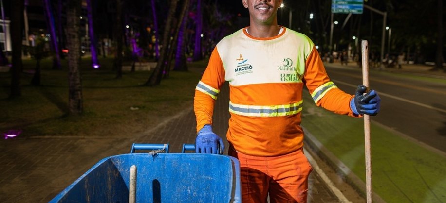 “Somos trabalhadores. Também temos família, sonhos e passamos por dificuldades. Mas a gente sai de casa todos os dias para cumprir nossa missão”, relata Luciano da Conceição, agente de limpeza urbana. Foto: Alisson Frazão/Secom Maceió