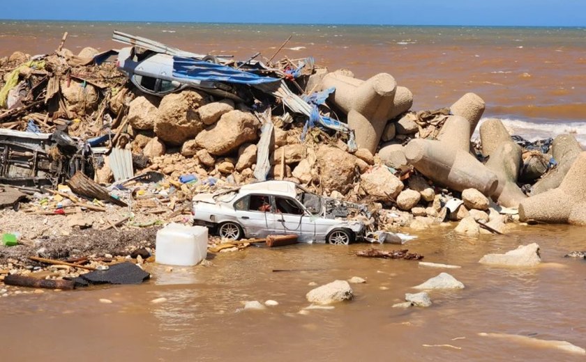 Repressão política de governo extraoficial líbio aumenta tragédia humana após históricas inundações em Derna