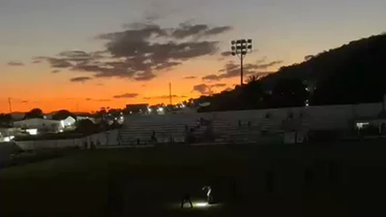 Apagão no Juca Sampaio: jogo amador termina antes do tempo por falta de refletores; veja vídeo