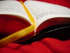 Bíblia Sagrada: base do curso teológico