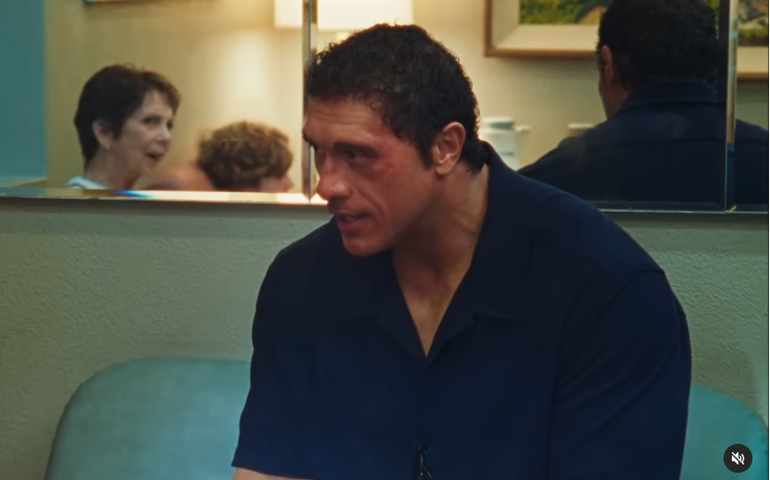 The Rock surge irreconhecível em trailer de 'Coração de Lutador'