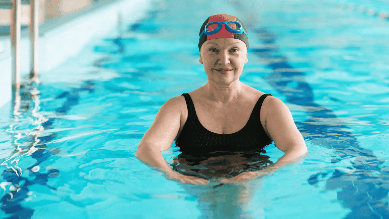 Dor nos joelhos ou nas costas? Veja 5 exercícios para fazer na piscina