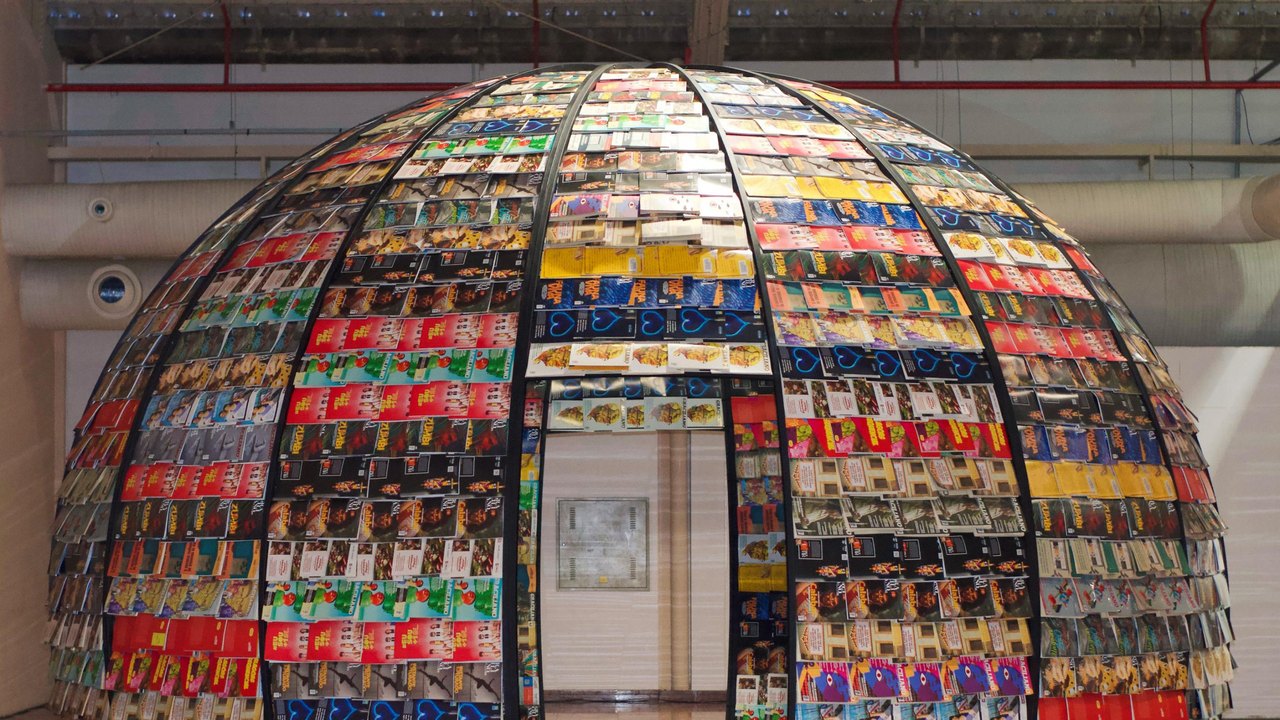 Bienal: Maloca instagramável é revestida por 2 mil revistas Graciliano