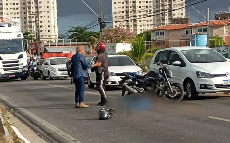 Mulher morre após acidente com moto por aplicativo na Avenida Menino Marcelo