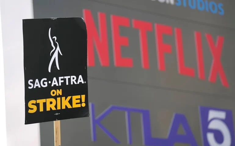 Roteiristas aprovam, por ampla maioria, um contrato de quatro anos com os estúdios de Hollywood