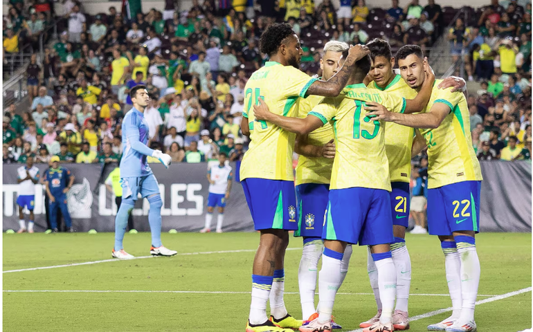 Cantos homofóbicos fazem árbitro paralisar amistoso do Brasil com o México