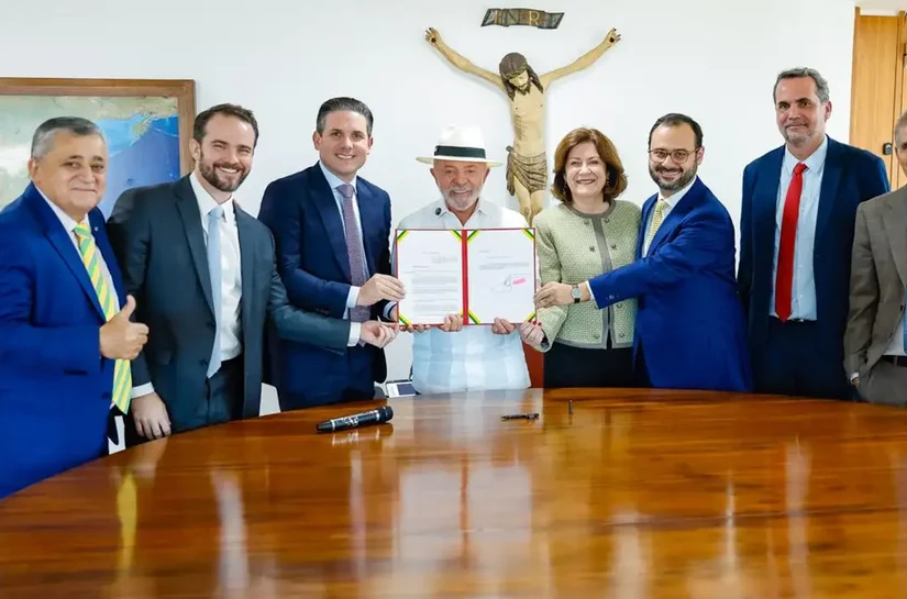 Presidente Lula entrega a Hugo Motta projeto para beneficiar MEIs
