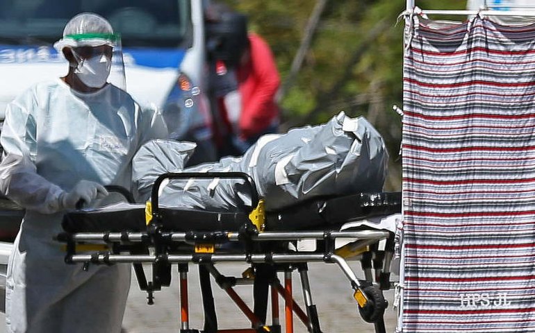 Manaus quer evitar sepultamentos em sacos plásticos