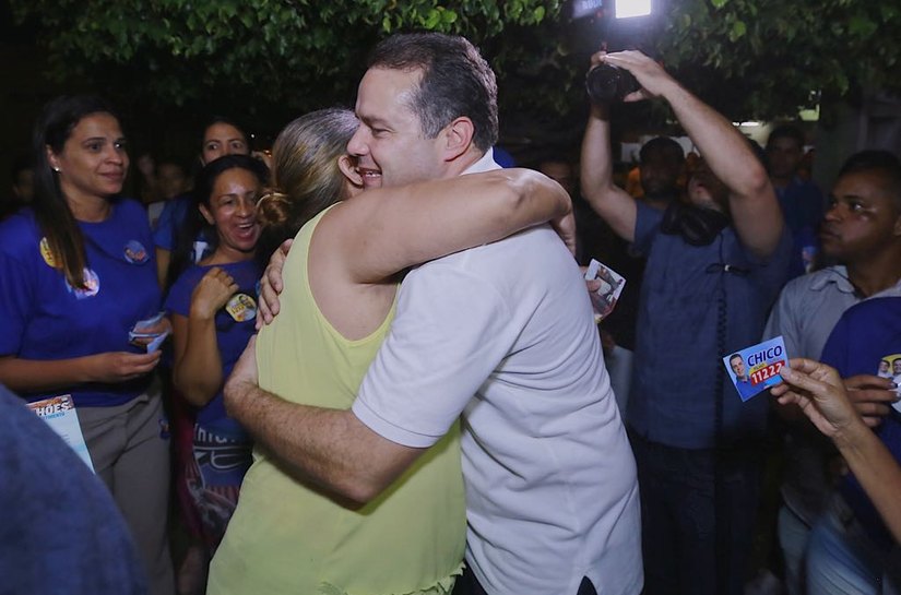 Renan Filho faz caminhada na parte alta de Maceió e destaca bom desempenho de AL na Prova Brasil