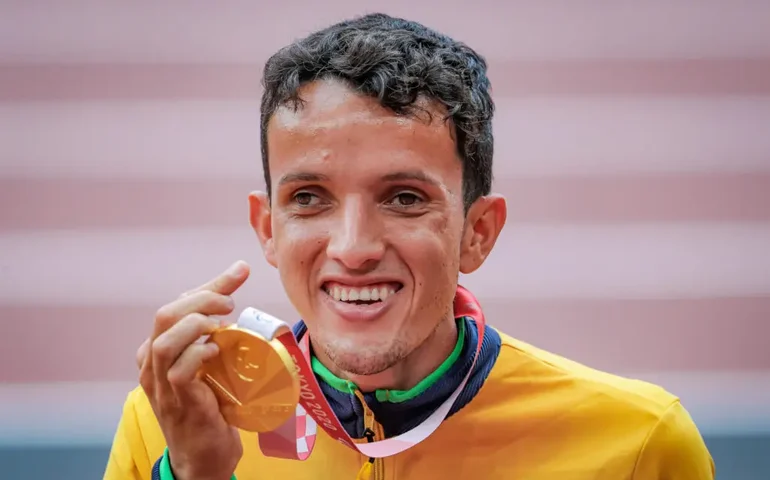 Yeltsin Jacques conquista ouro pela segunda vez e bate recorde mundial dos 1.500m