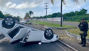Motorista com sinais de embriaguez capota carro na frente de delegacia em Aracaju