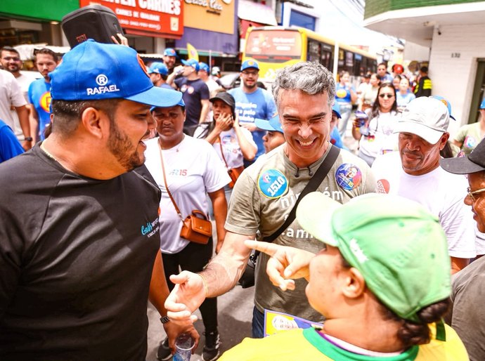 Durante caminhada no Jacintinho, Rafael Brito destaca impacto econômico do Escola 10 e Pé-de-Meia no comércio local