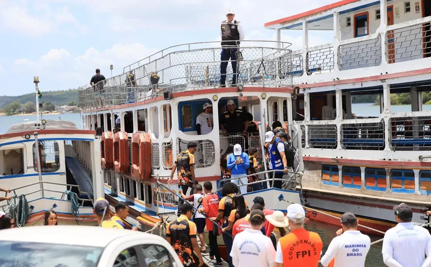 Com apoio da SEMARH Penedo, FPI do Rio São Francisco utiliza barco-escola durante atividades com estudantes